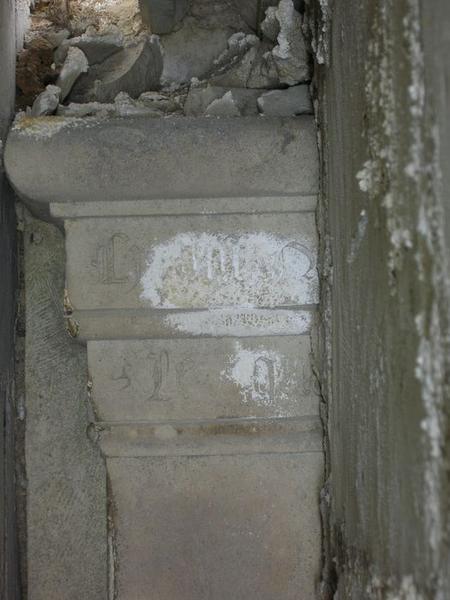 tombeau (gisants) du seigneur de Basché et de son épouse, détail d'un des chapiteaux de l'enfeu