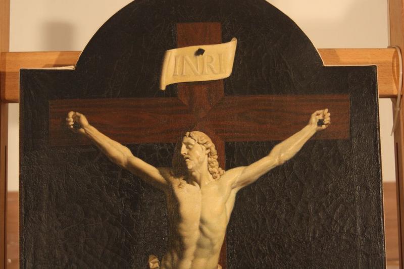 tableau en trompe-l'oeil et son cadre : Christ en croix, vue partielle