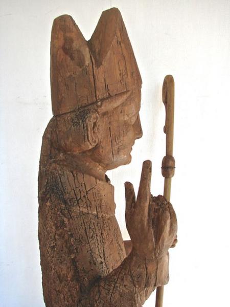 statue : Saint Evêque bénissant, vue partielle, profil droit