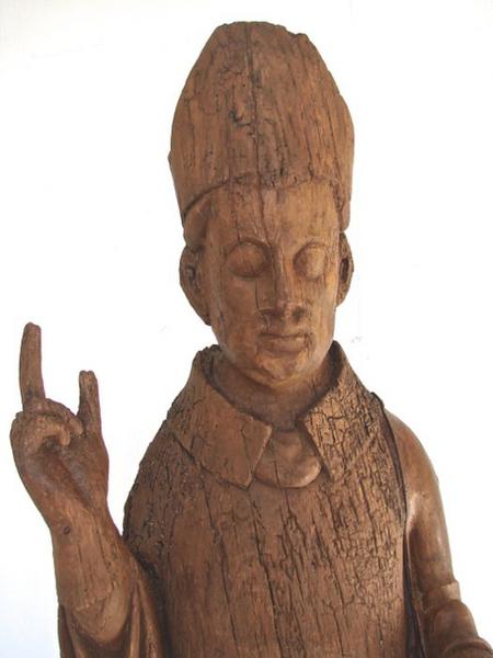 statue : Saint Evêque bénissant, vue partielle
