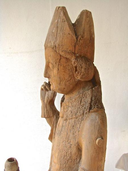 statue : Saint Evêque bénissant, vue partielle, profil gauche