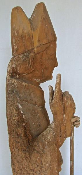 statue : Saint Evêque bénissant, vue partielle, profil gauche