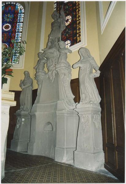 groupe sculpté (monument commémoratif) dit gloire de saint Quirin : Saint Quirin, sainte Scholastique, saint Benoît et deux angelots, vue générale