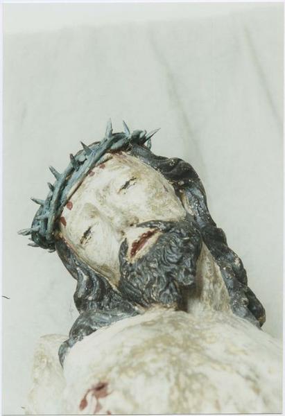 statue : Christ en croix, détail