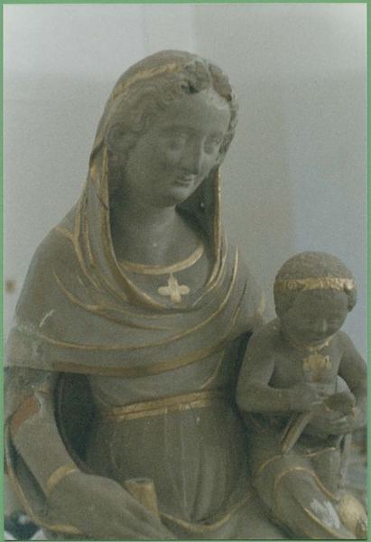 statue : Vierge à l'Enfant assise, vue partielle