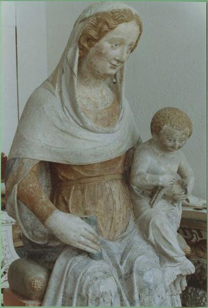 statue : Vierge à l'Enfant assise, vue partielle