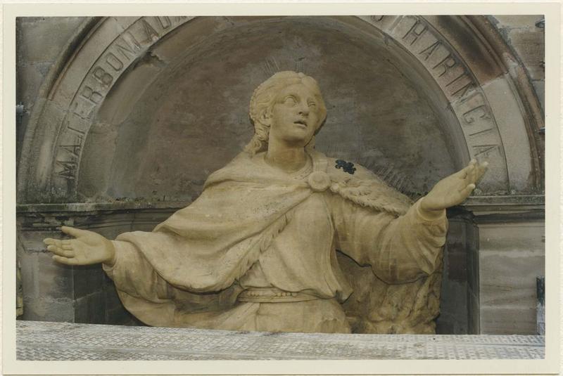 statue : Vierge (anciennement La France), vue partielle