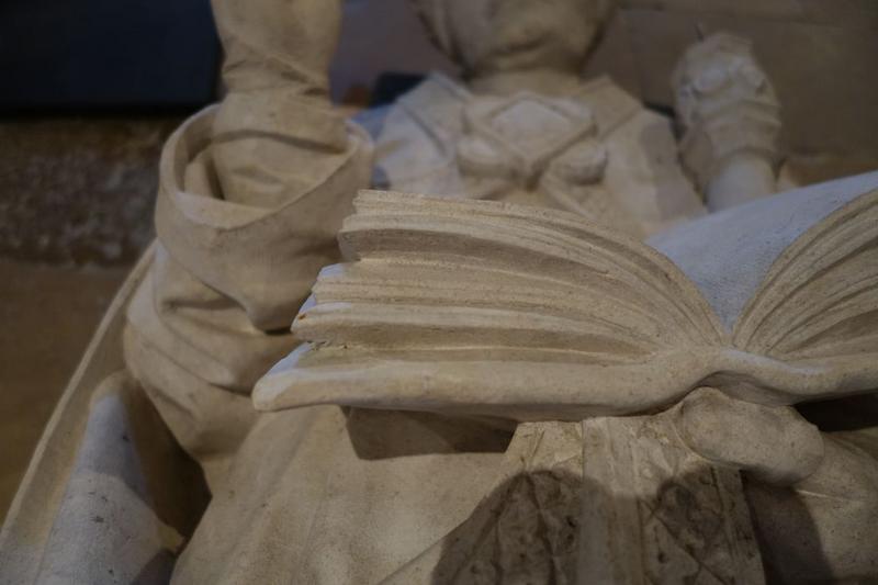 statue : Pape, détail