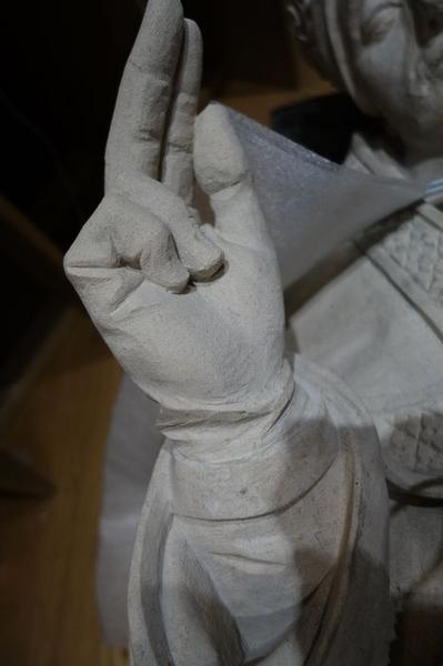statue : Pape, détail