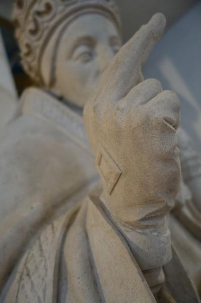 statue : Pape, détail