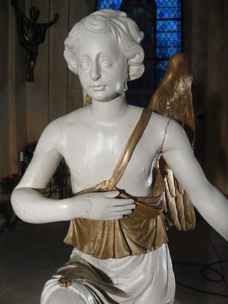 statue : ange adorateur, vue partielle