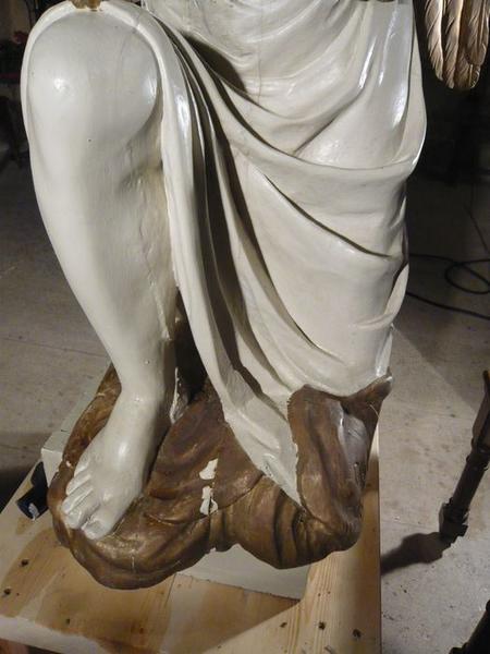 statue : ange adorateur, détail