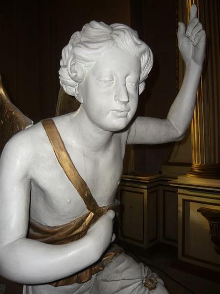 statue : ange adorateur, vue partielle