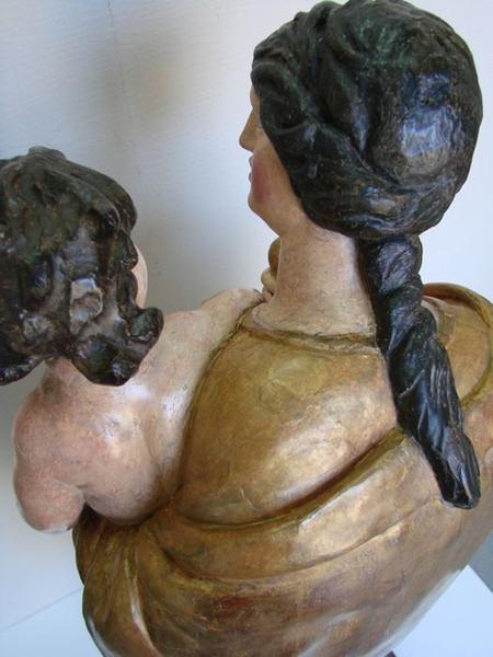 statue : Vierge à l'enfant, détail