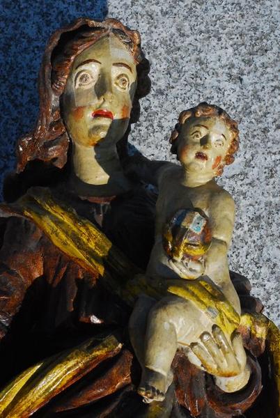 retable du maître-autel, détail d'une statuette : Vierge à l'enfant