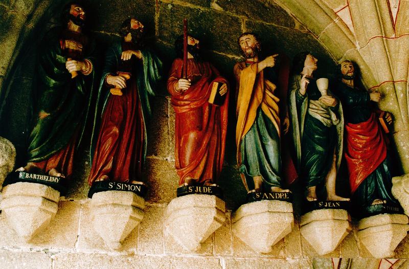 statues (12) : apôtres, vue partielle