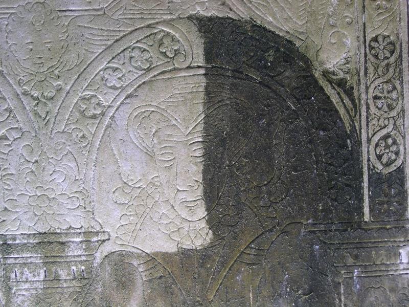 dalle funéraire à effigie gravée de Jean de Hédouville et de sa soeur, détail