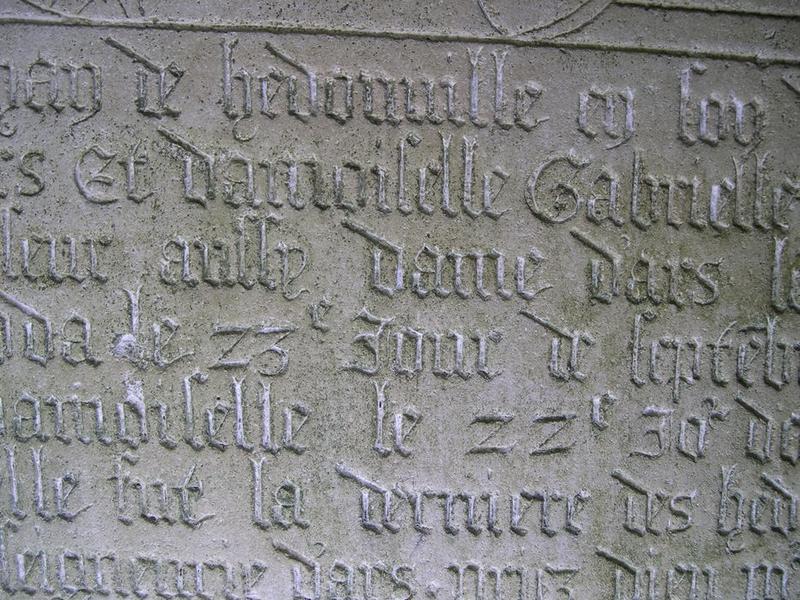 dalle funéraire à effigie gravée de Jean de Hédouville et de sa soeur, détail