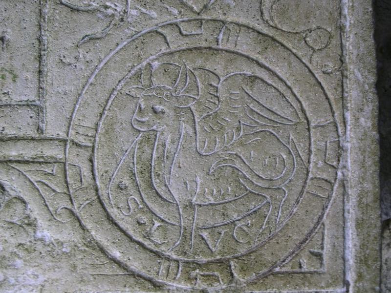 dalle funéraire à effigie gravée de Jean de Hédouville et de sa soeur, détail