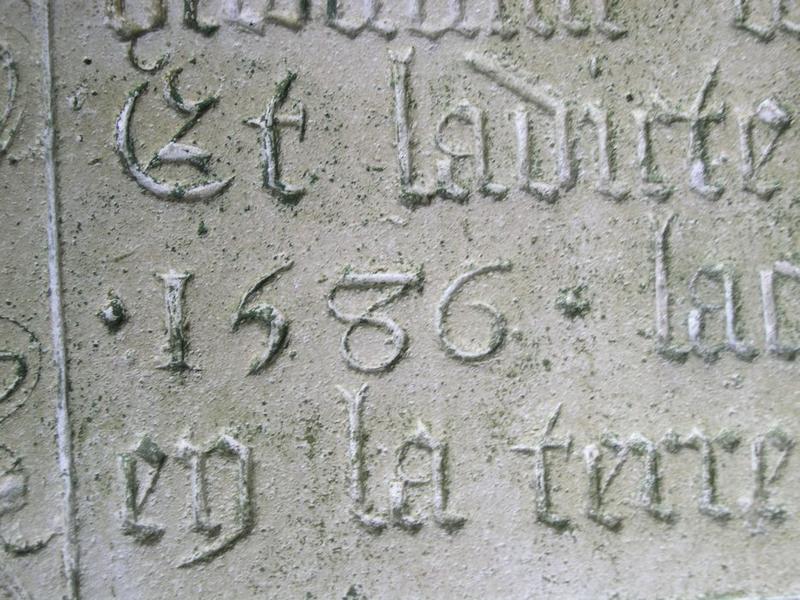 dalle funéraire à effigie gravée de Jean de Hédouville et de sa soeur, détail
