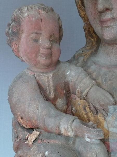 statue dite Notre-Dame-du-Dresnay : Vierge à l'Enfant, détail du visage de l'enfant