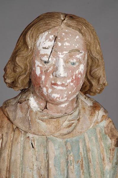 statue : acolyte (un), détail du visage