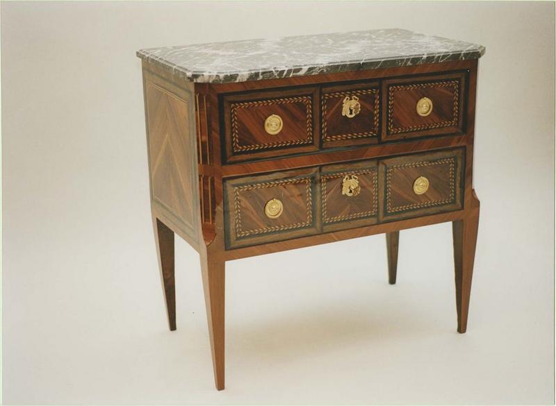 commode Louis XVI, vue générale - © Ministère de la Culture (France), Médiathèque du patrimoine et de la photographie (objets mobiliers), tous droits réservés