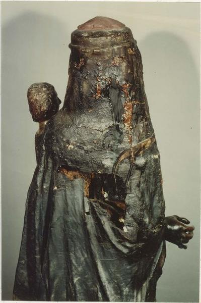 statue : Notre-Dame-de-Grâce, vue partielle du revers - © Ministère de la Culture (France), Médiathèque du patrimoine et de la photographie (objets mobiliers), tous droits réservés