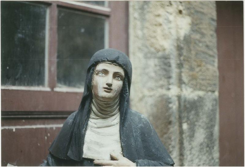 statue : Sainte Scholastique, vue partielle