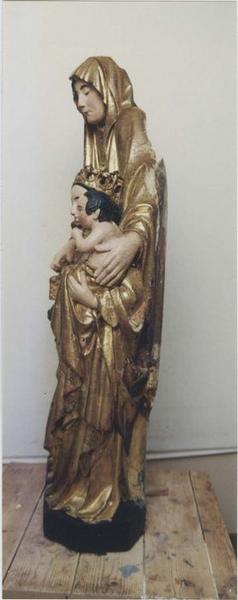 groupe sculpté (petite nature) : sainte Anne, la Vierge et l'Enfant ou sainte Anne trinitaire, dite l'Enfant au rognon, profil gauche, vue générale