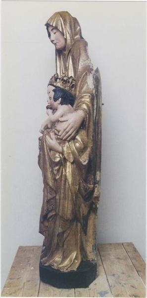 groupe sculpté (petite nature) : sainte Anne, la Vierge et l'Enfant ou sainte Anne trinitaire, dite l'Enfant au rognon, profil gauche, vue générale