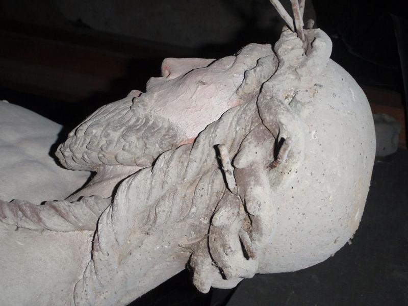 statue : Christ en croix, détail