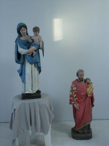 statues (statuettes) : Vierge à l'enfant, Joseph et l'enfant, vue générale