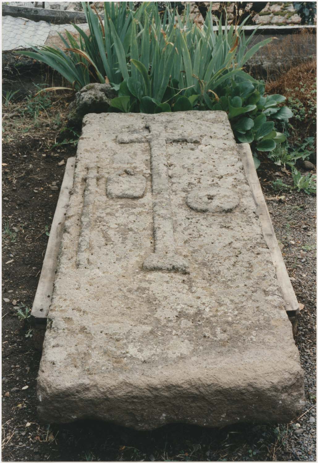 plaque funéraire d'un prêtre de Saint-Jacques de Compostelle, vue générale