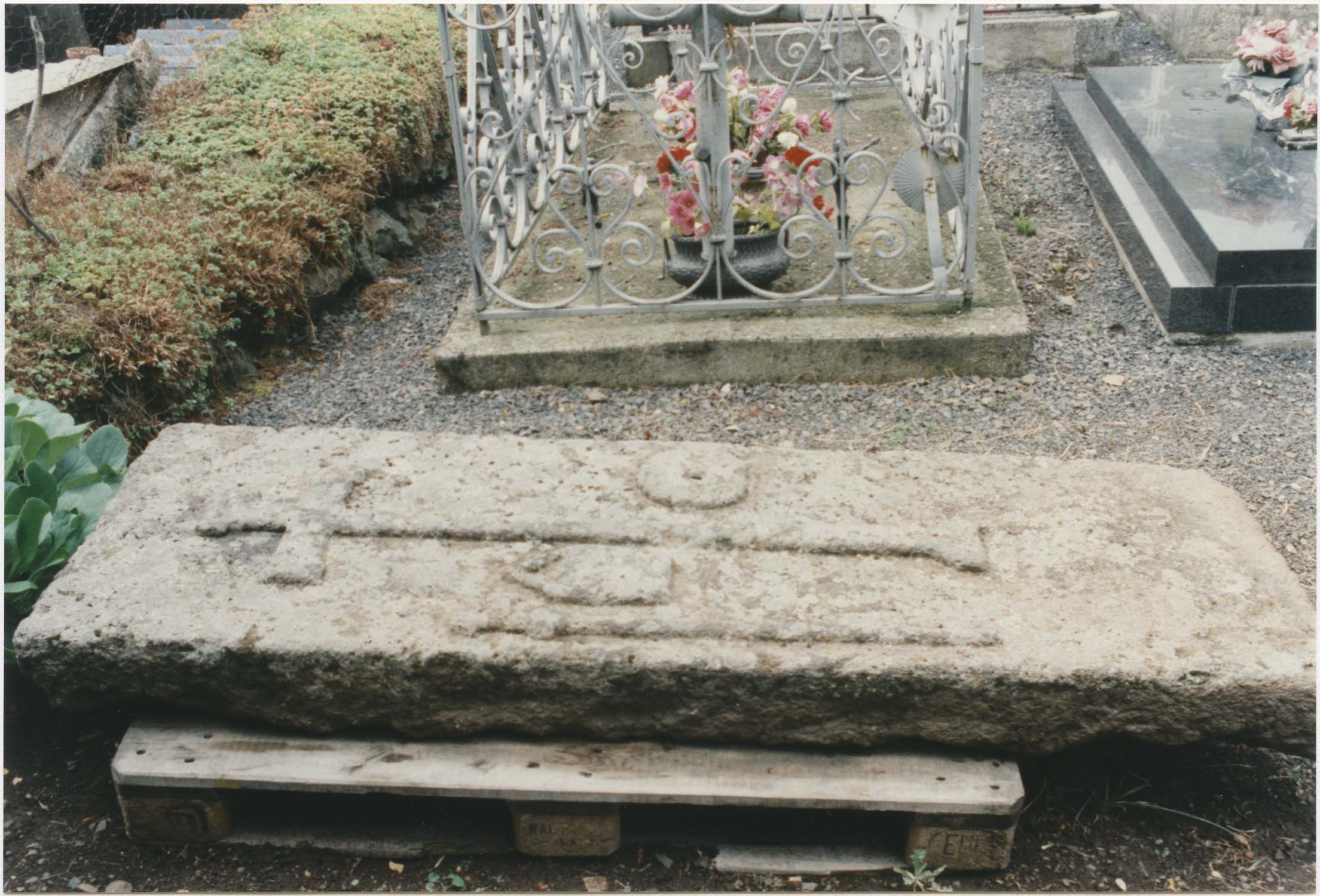 plaque funéraire d'un prêtre de Saint-Jacques de Compostelle, vue générale