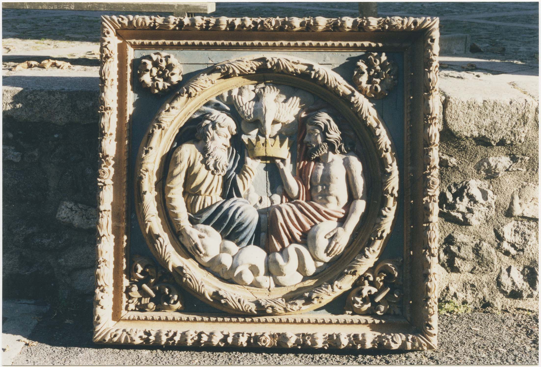 bas-relief (fragment d'un retable) : Trinité (la), vue générale