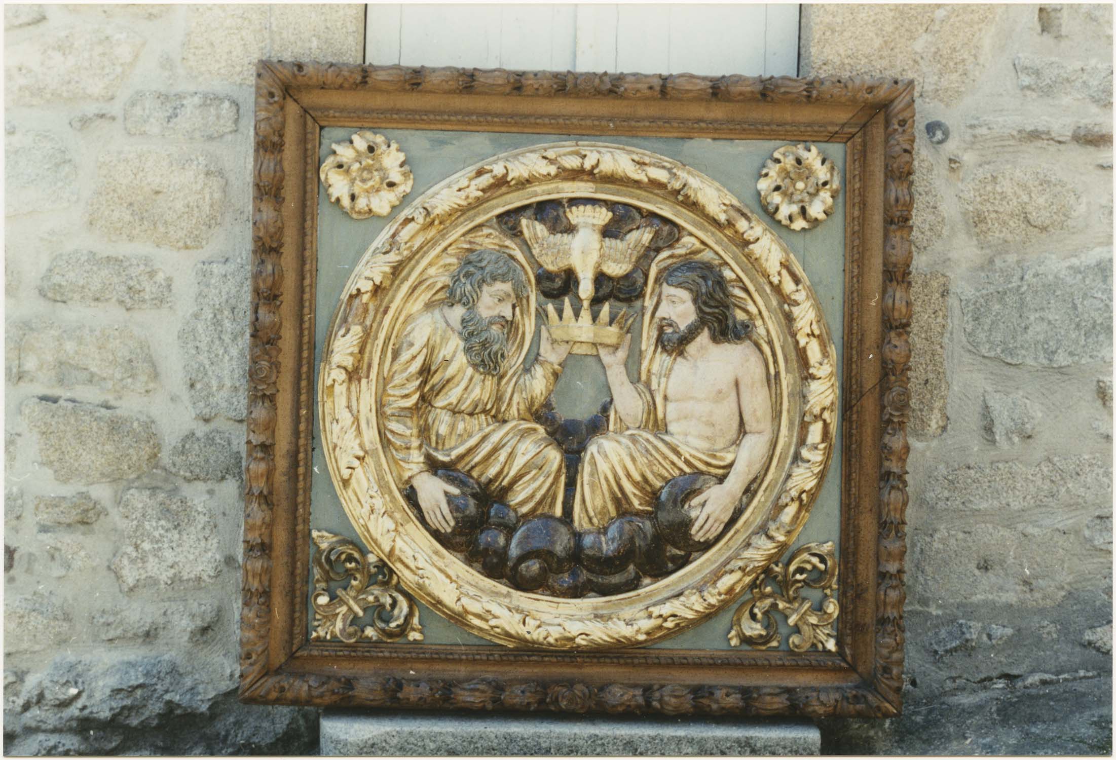 bas-relief (fragment d'un retable) : Trinité (la), vue générale