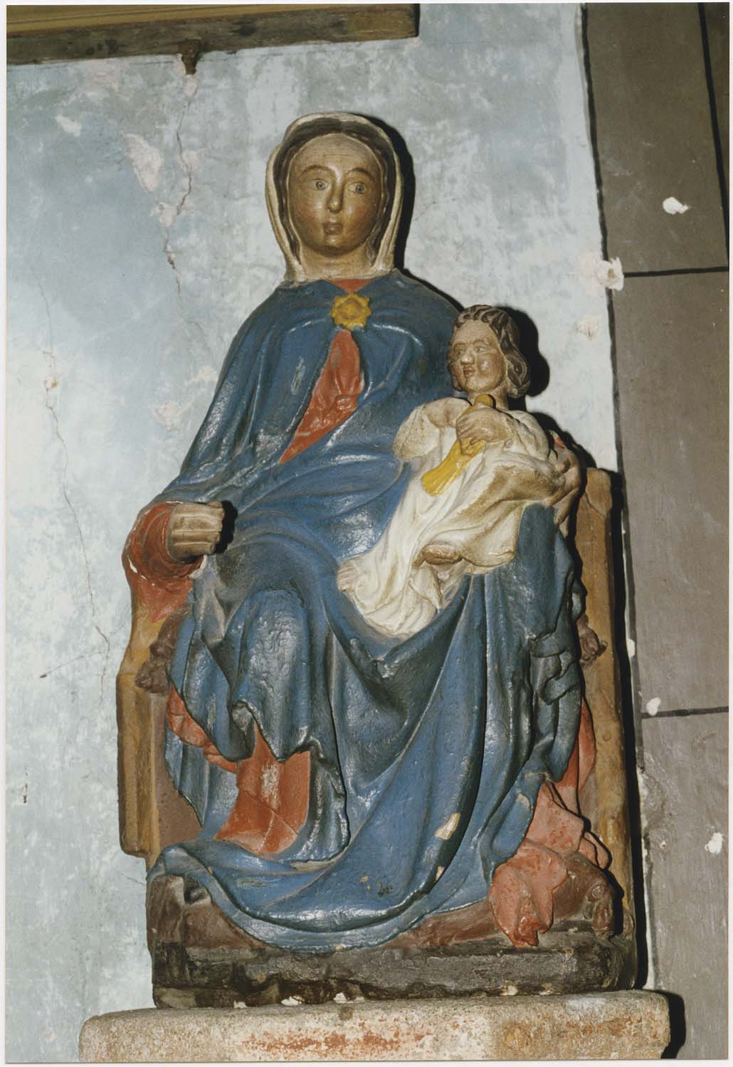 statue (petite nature) : Vierge à l'enfant assise, vue générale