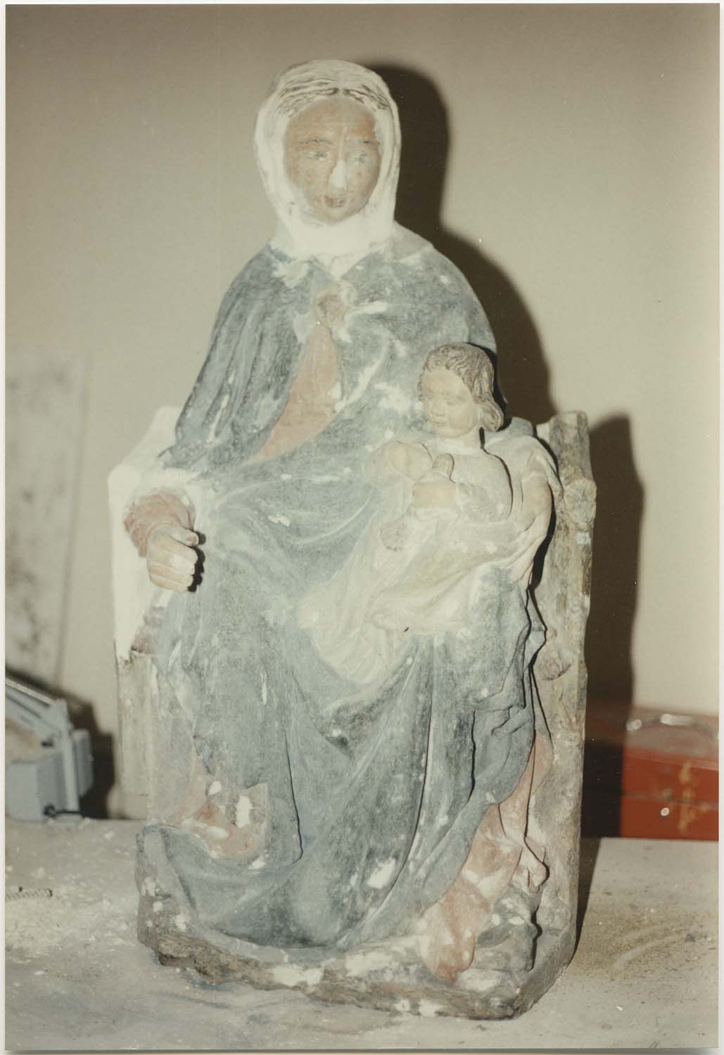 statue (petite nature) : Vierge à l'enfant assise, vue partielle