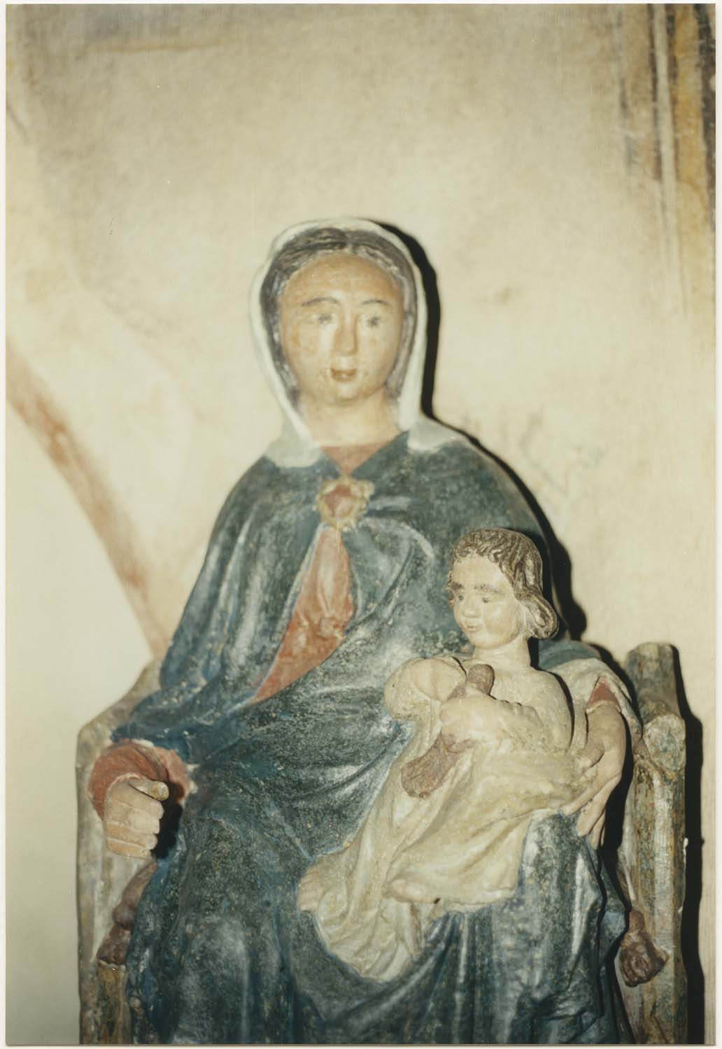 statue (petite nature) : Vierge à l'enfant assise, vue partielle