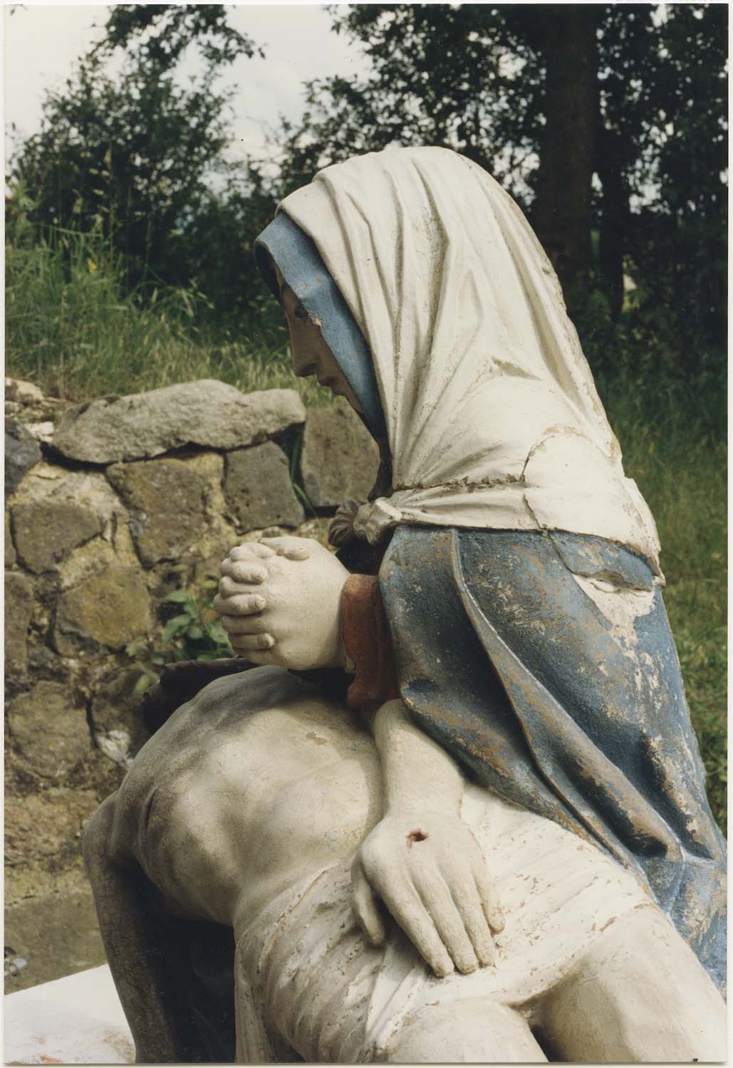 groupe sculpté : Vierge de pitié, profil gauche, vue partielle