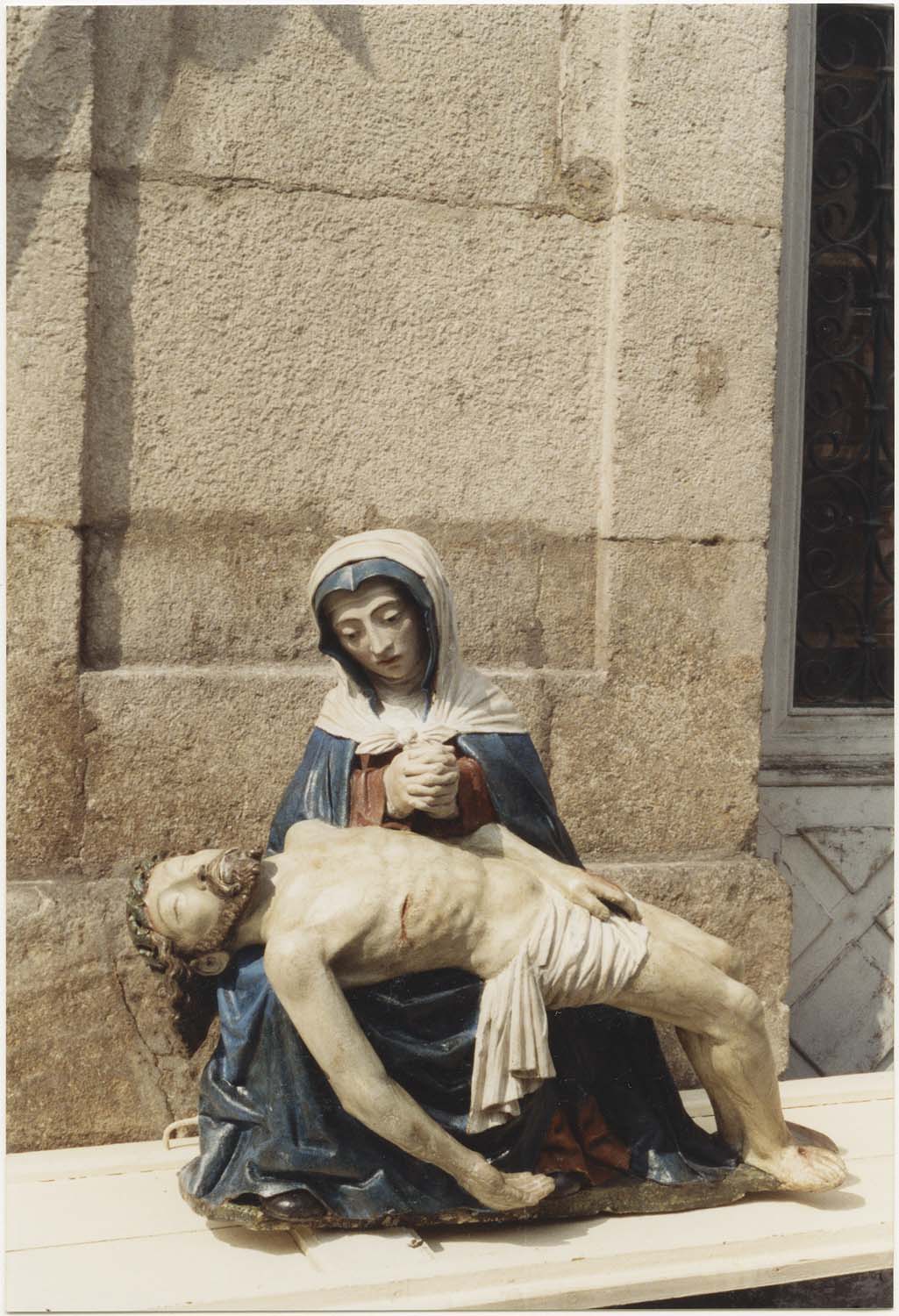 groupe sculpté : Vierge de pitié, vue générale