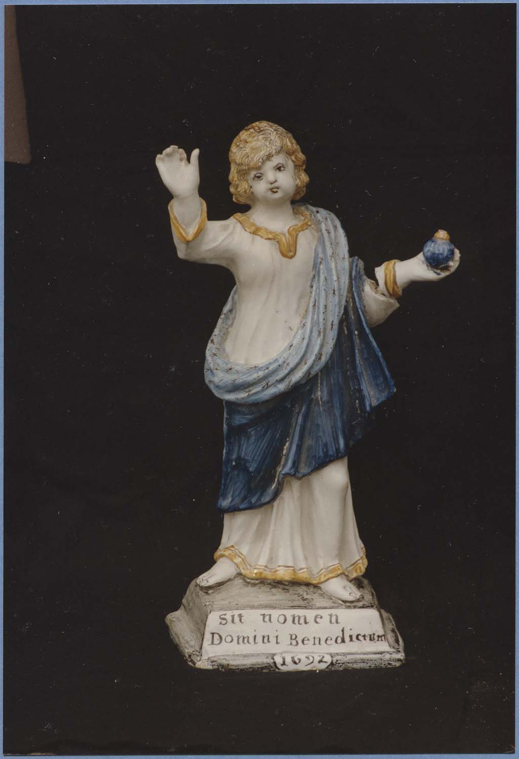 statuette : Christ enfant, vue générale