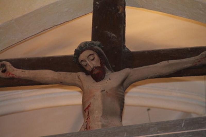 statue : Christ en croix, vue partielle