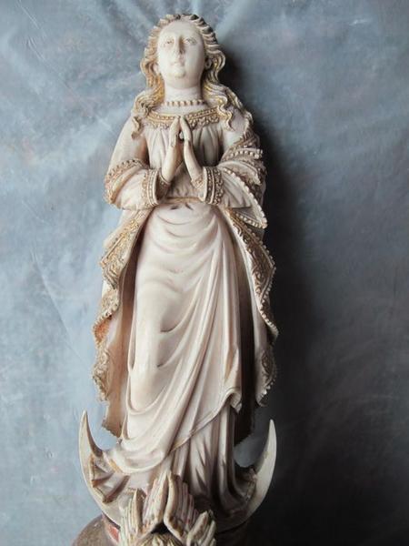 statuette : L'Immaculée Conception, vue partielle