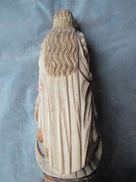 statuette : L'Immaculée Conception, revers, vue partielle