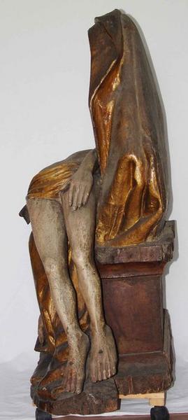 groupe sculpté : Vierge de Pitié, profil gauche, vue générale - © Ministère de la Culture (France), Médiathèque du patrimoine et de la photographie (objets mobiliers), tous droits réservés