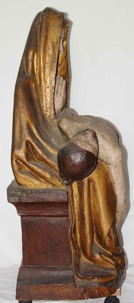 groupe sculpté : Vierge de Pitié, profil droit, vue générale - © Ministère de la Culture (France), Médiathèque du patrimoine et de la photographie (objets mobiliers), tous droits réservés
