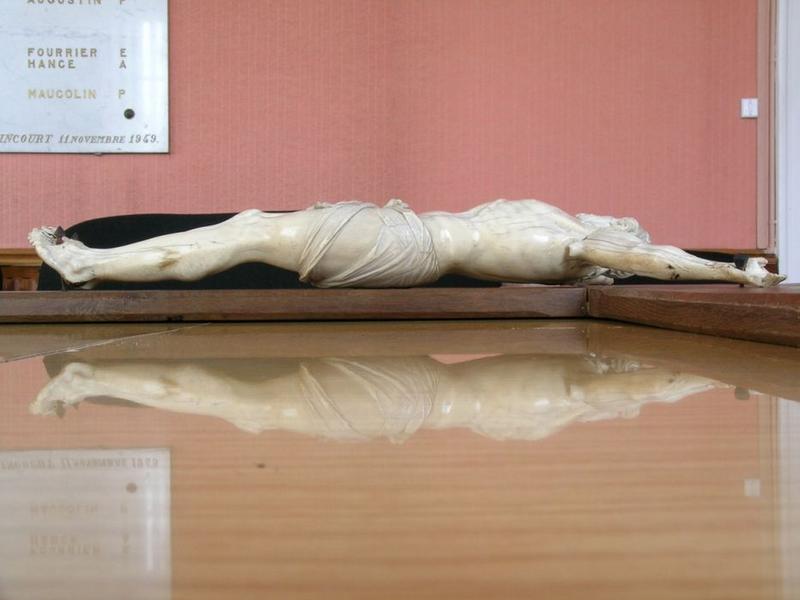 statue : Christ en croix, vue générale