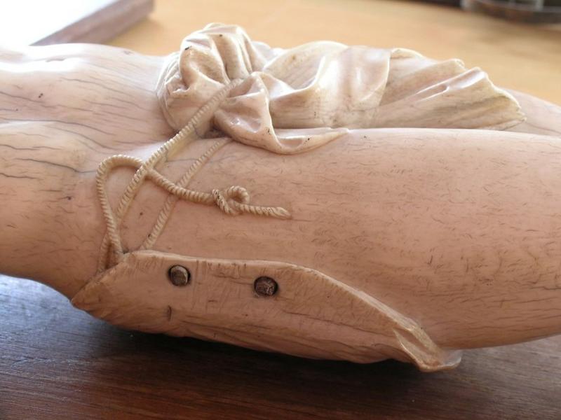 statue : Christ en croix, détail